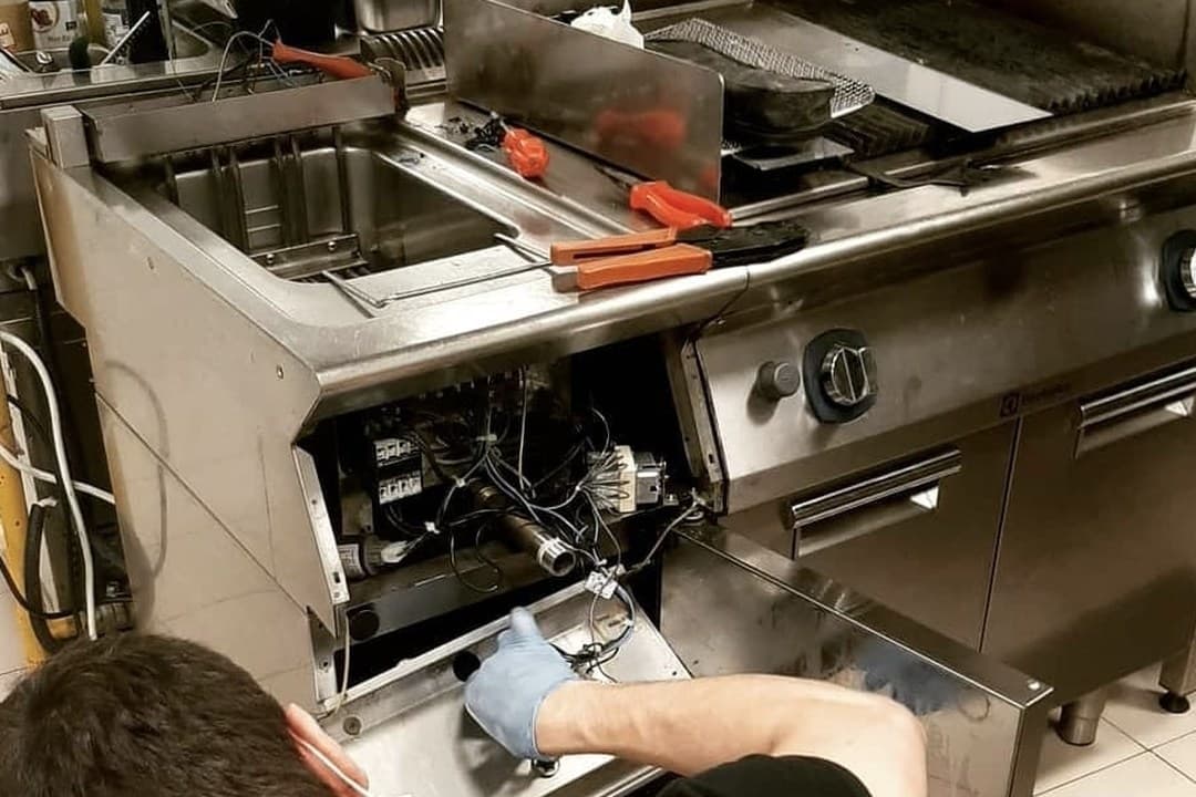 Ohrili Makina teknisyeni açılmış kumanda bölmesinde çalışırken