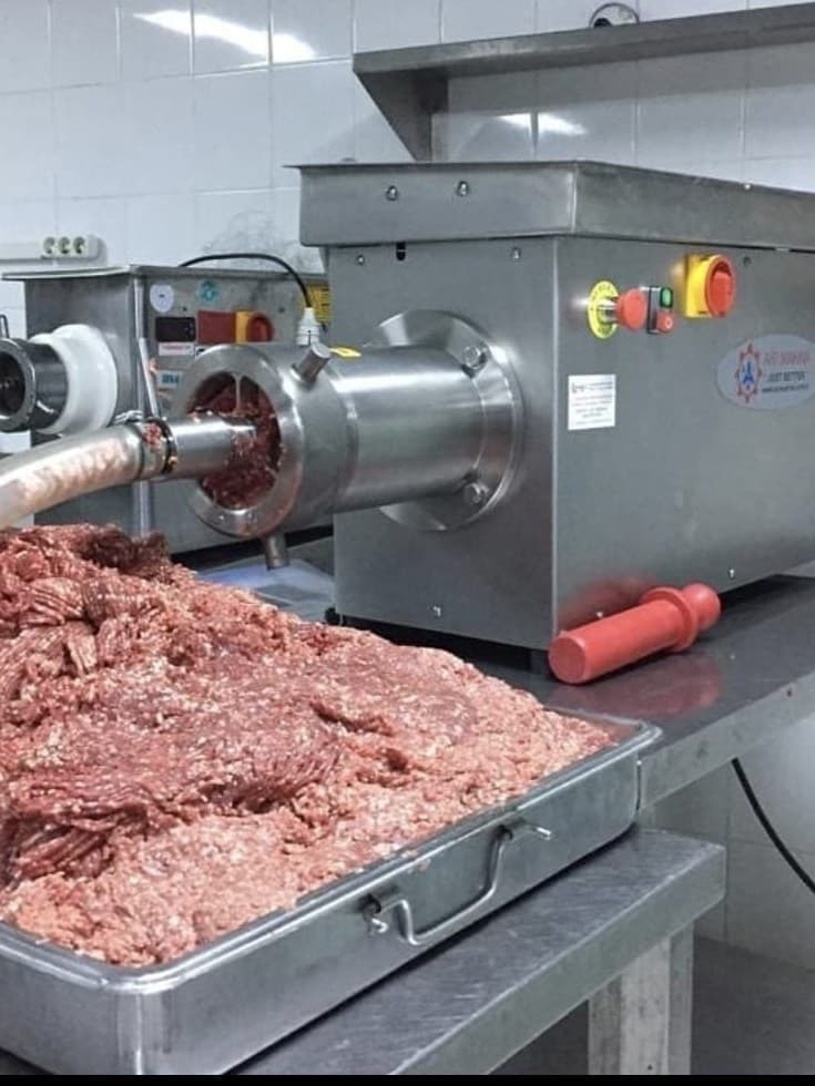 Çalışır durumda endüstriyel kıyma makinesi ve çıkan kıyma