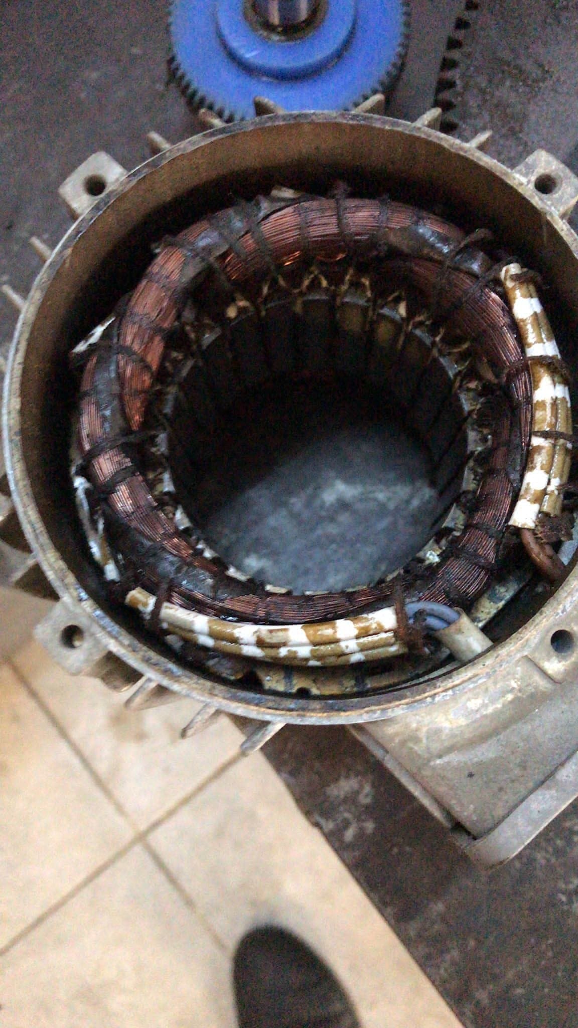 Yanmış elektrik motoru statoru: bakır sargılar kararmış, izolasyon bozulmuş