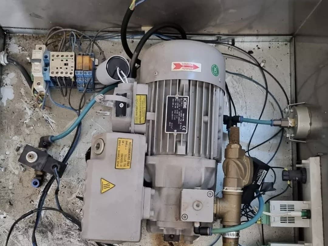 Vakum makinesi iç aksamı — pompa, motor ve kumanda elemanları
