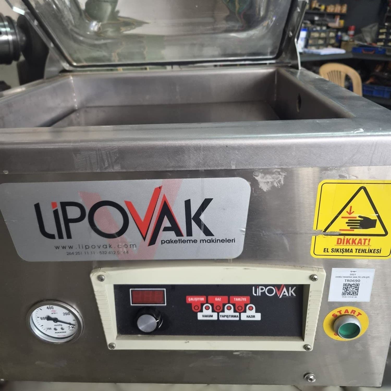 Atölyeye gelen Lipovak hazneli vakum paketleme makinesi, kapağı açık ve kontrol paneli görünür halde