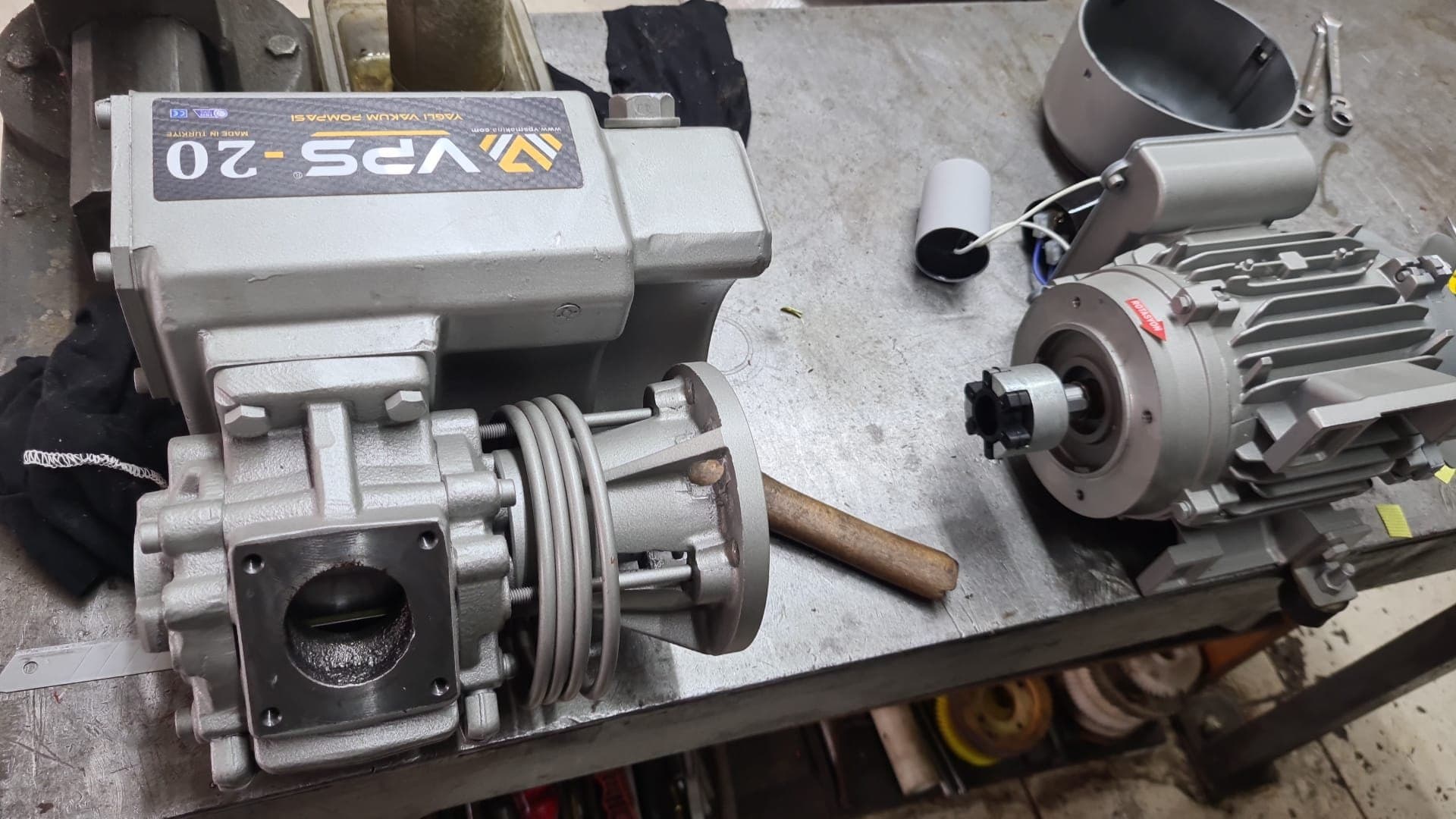 Revizyon için sökülmüş yağlı vakum pompası ve yenilenen motoru