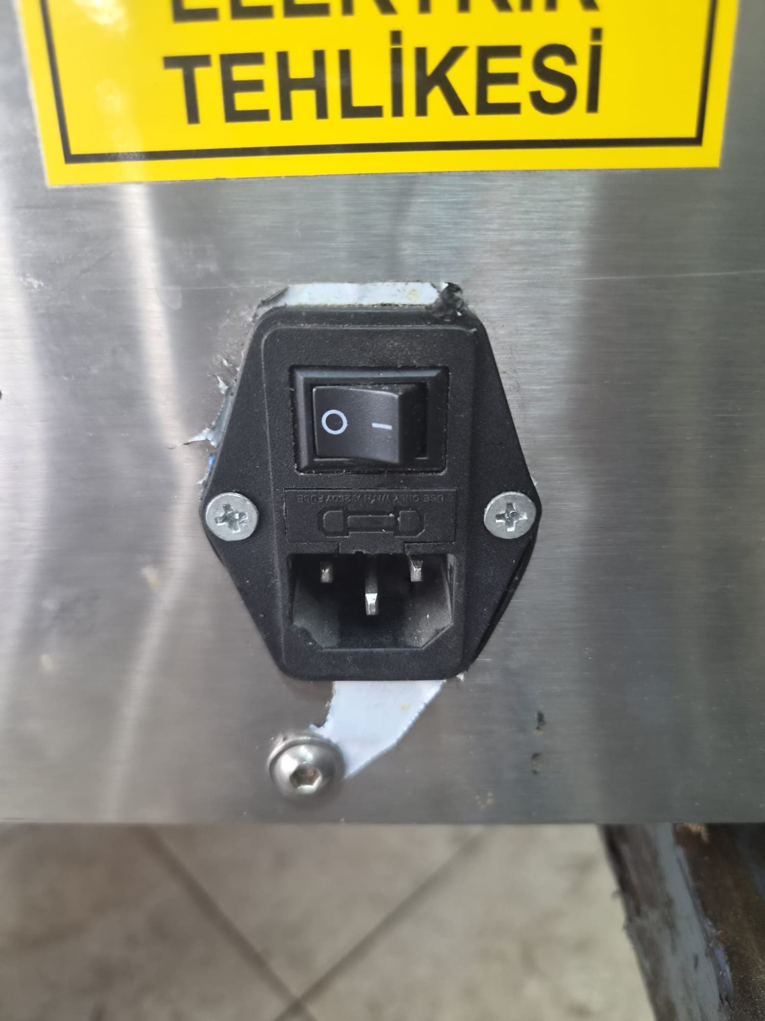 Vakum makinesinin gövdesindeki açma-kapama anahtarlı priz modülü ve sigorta yuvası